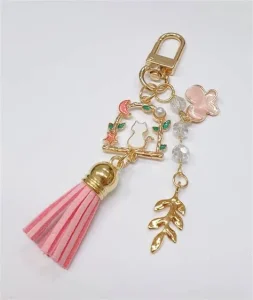 Là loại móc khóa được thiết kế chú trọng đến thẩm mỹ, kiểu dáng và xu hướng. Không giống móc khóa truyền thống, móc khóa thời trang thường có màu sắc bắt mắt, hình dáng sáng tạo và phù hợp để trang trí túi xách, balo hoặc ví.