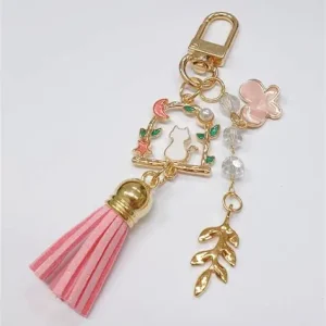 Là loại móc khóa được thiết kế chú trọng đến thẩm mỹ, kiểu dáng và xu hướng. Không giống móc khóa truyền thống, móc khóa thời trang thường có màu sắc bắt mắt, hình dáng sáng tạo và phù hợp để trang trí túi xách, balo hoặc ví.